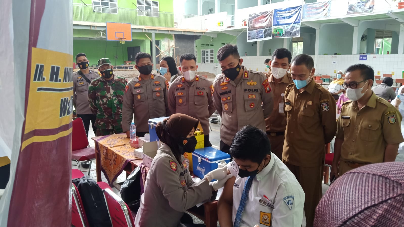 Kapolres Pelabuhan Makassar Tinjau Pelaksanaan Vaksinasi di SMPN 5 Makassar