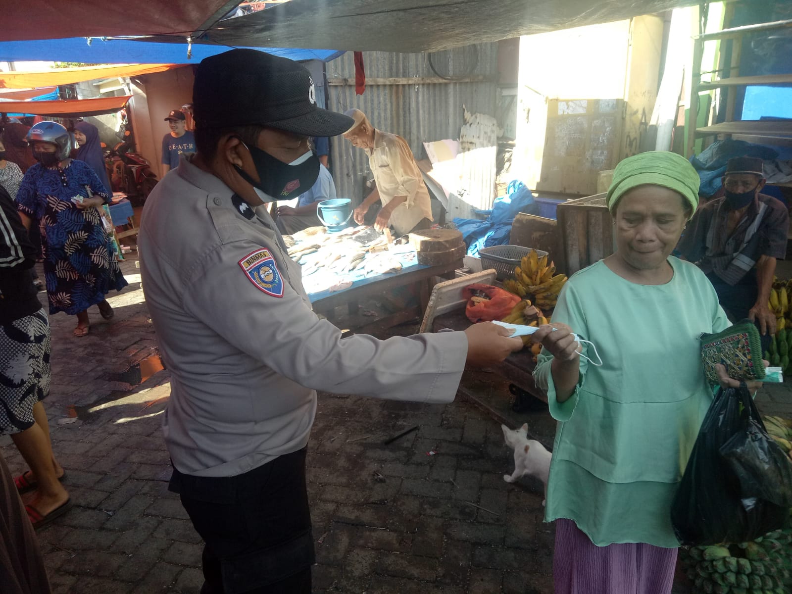 Bhabinkamtibmas Tabaringan Tingkatkan Operasi PPKM dan Blusukan di Tempat Keramaian