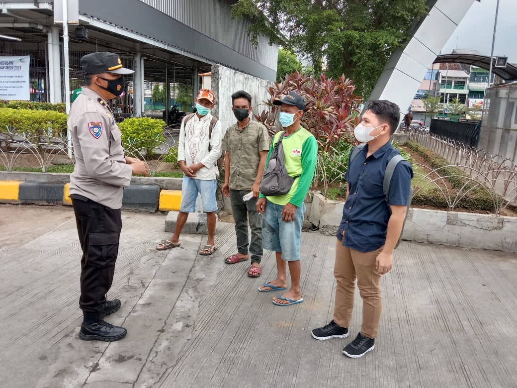 Unit Binmas Polsek Soeta  Imbauan Prokes dan Edukasi Vaksin Covid- 19 kepada Buruh Pelabuhan