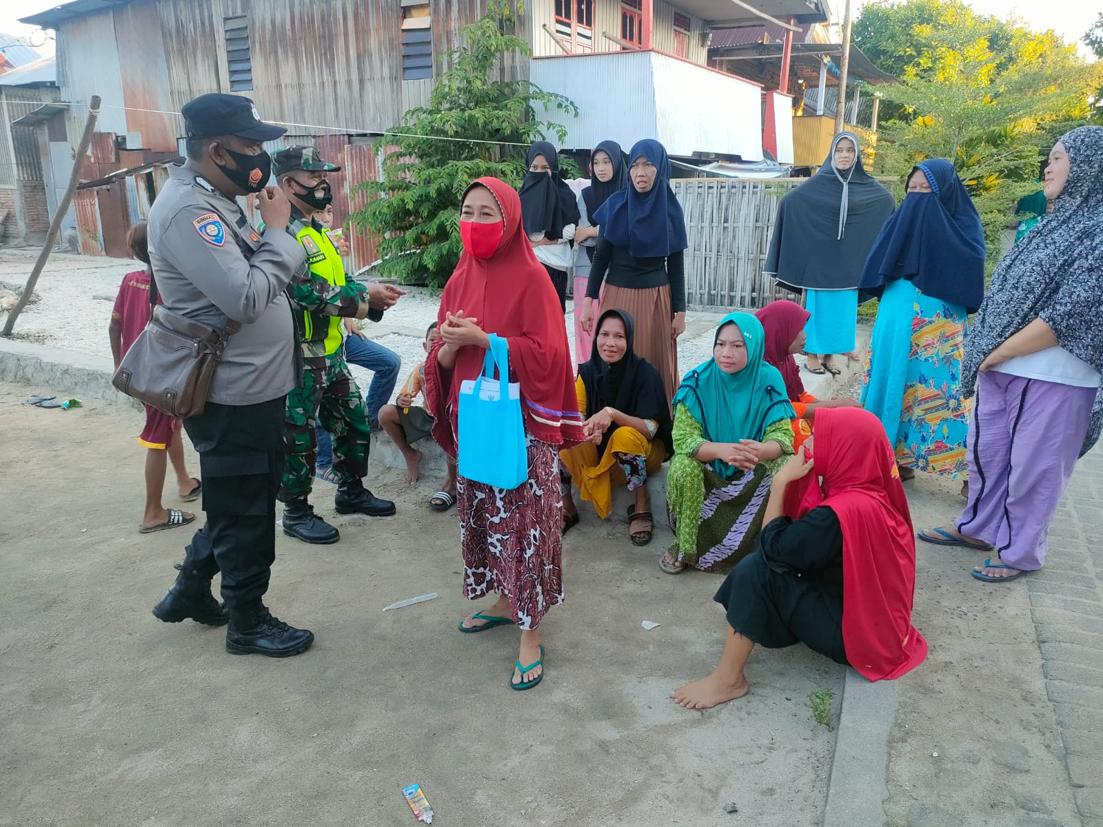 Bhabinkamtibmas dan Babinsa Pulau Kodingareng lakukan Patroli dan Sambang