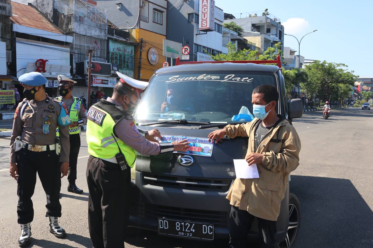 Satlantas Polres Pelabuhan Makassar Tempel Stiker “Ayo Pakai Masker” di Kendaraan