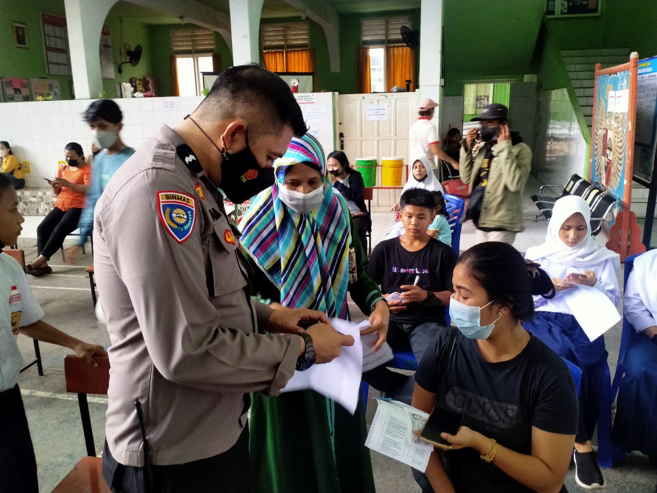 Personel Polres Pelabuhan Makassar Selalu Stay memberikan Bantuan pada Warga