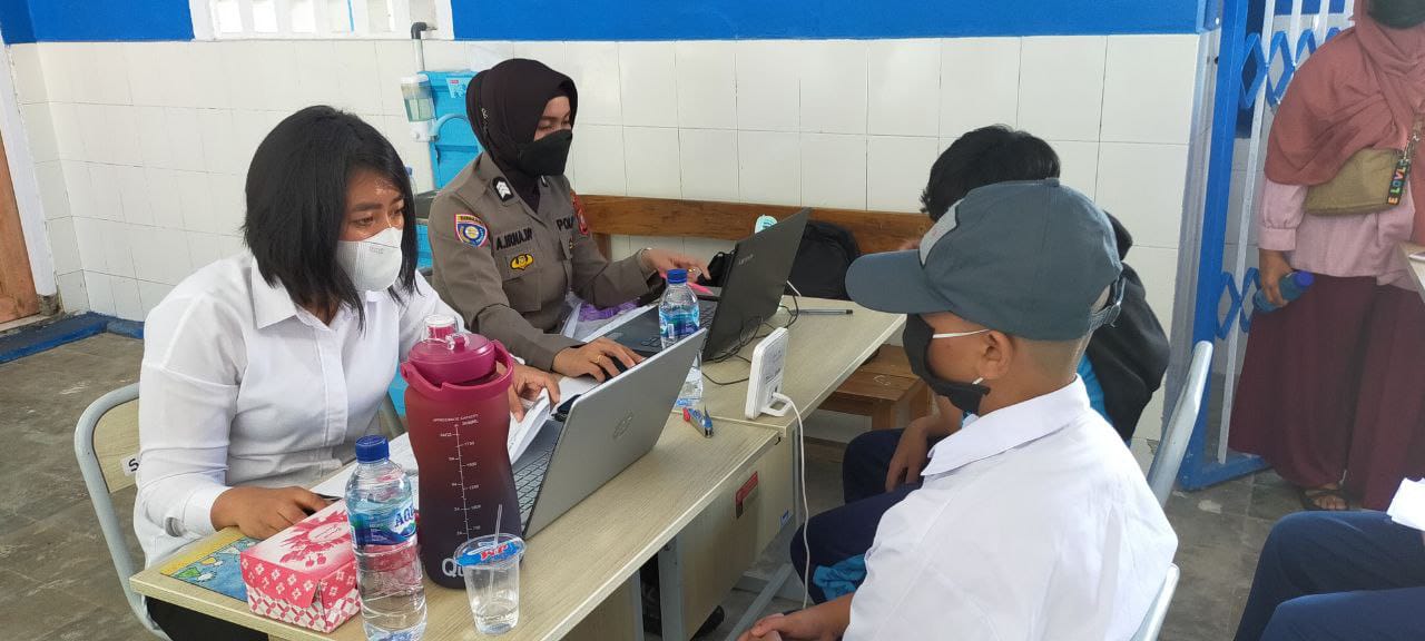Mendapatkan Vaksin Covid-19 dari Tim Vaksinator Door to door Polres Pelabuhan Makassar