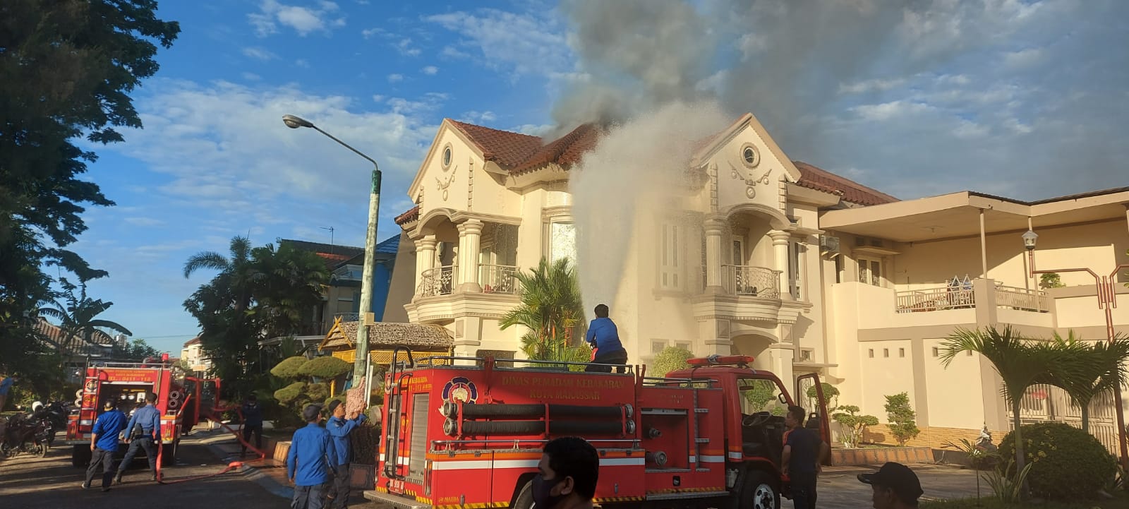 Diduga Arus Pendek, Plafon Perumahan Taman Dahlia Terbakar