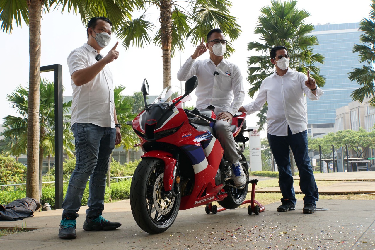Astra Motor Serahkan CBR600RR ke Konsumen Pertama di Indonesia