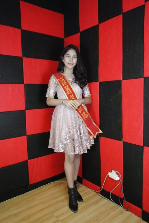 Geluti Model, Menyanyi, Sekaligus Main Band