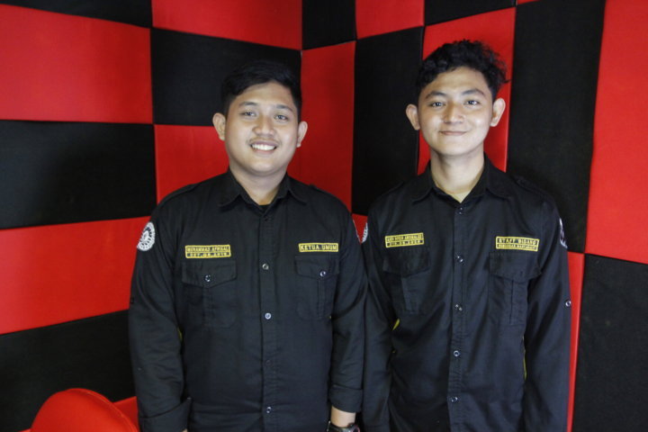 Drummer Band Rock, Main  Film Bareng Adipati Dolken