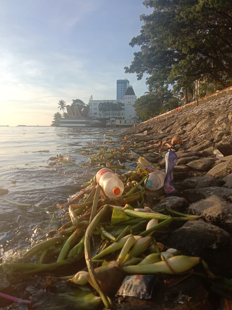 sampah plastik merusak keindahan Pantai Losari
