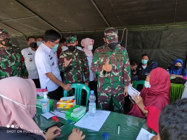 Kasrem 141 dan Bupati Ajak Warga Pasar Vaksin