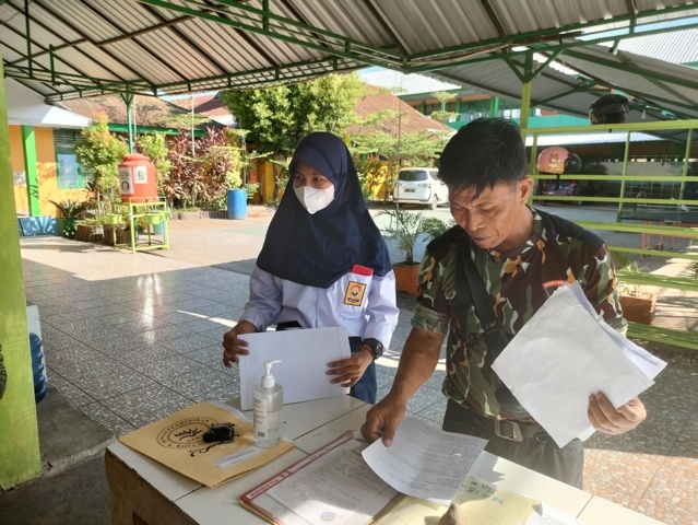 Yang Tidak Bisa Belajar Online, Setor Tugas di Meja Security
