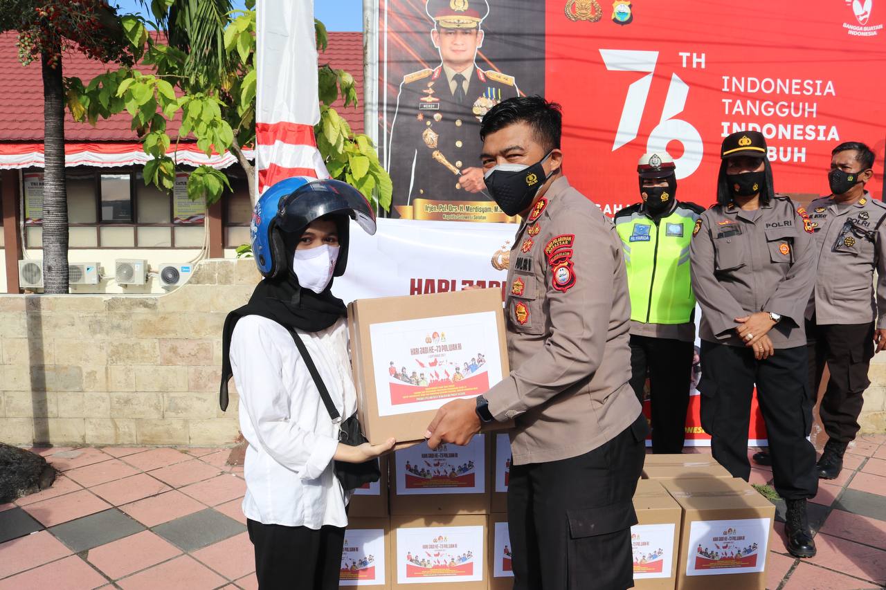 Kapolres Pelabuhan Makassar Bersama Polwan Berbagi  Sembako