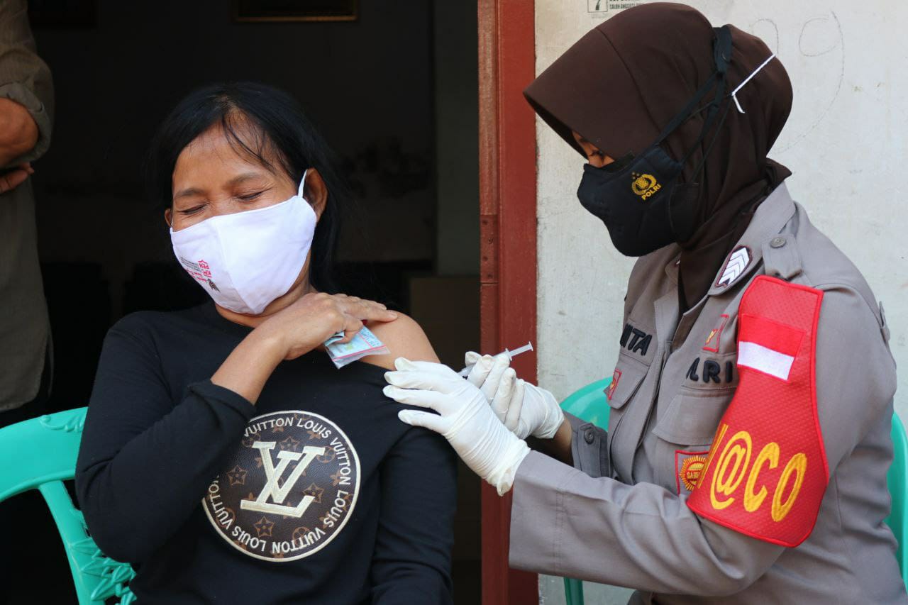 Polisi Wanita Polres Pelabuhan Makassar Gelar Vaksinasi dengan  door to door
