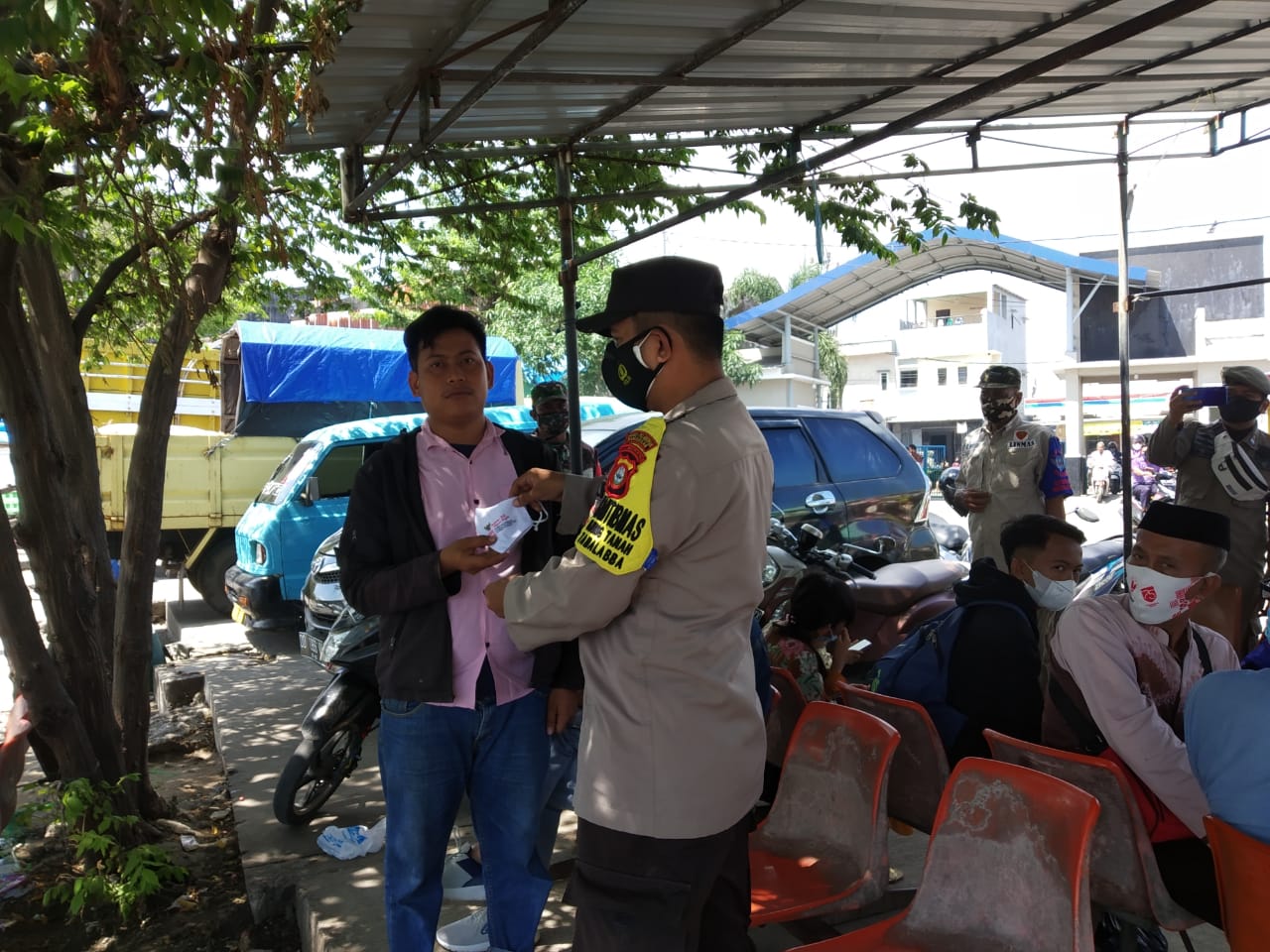 Personel Polres Pelabuhan Makassar Ajak Warga Patuhi Prokes