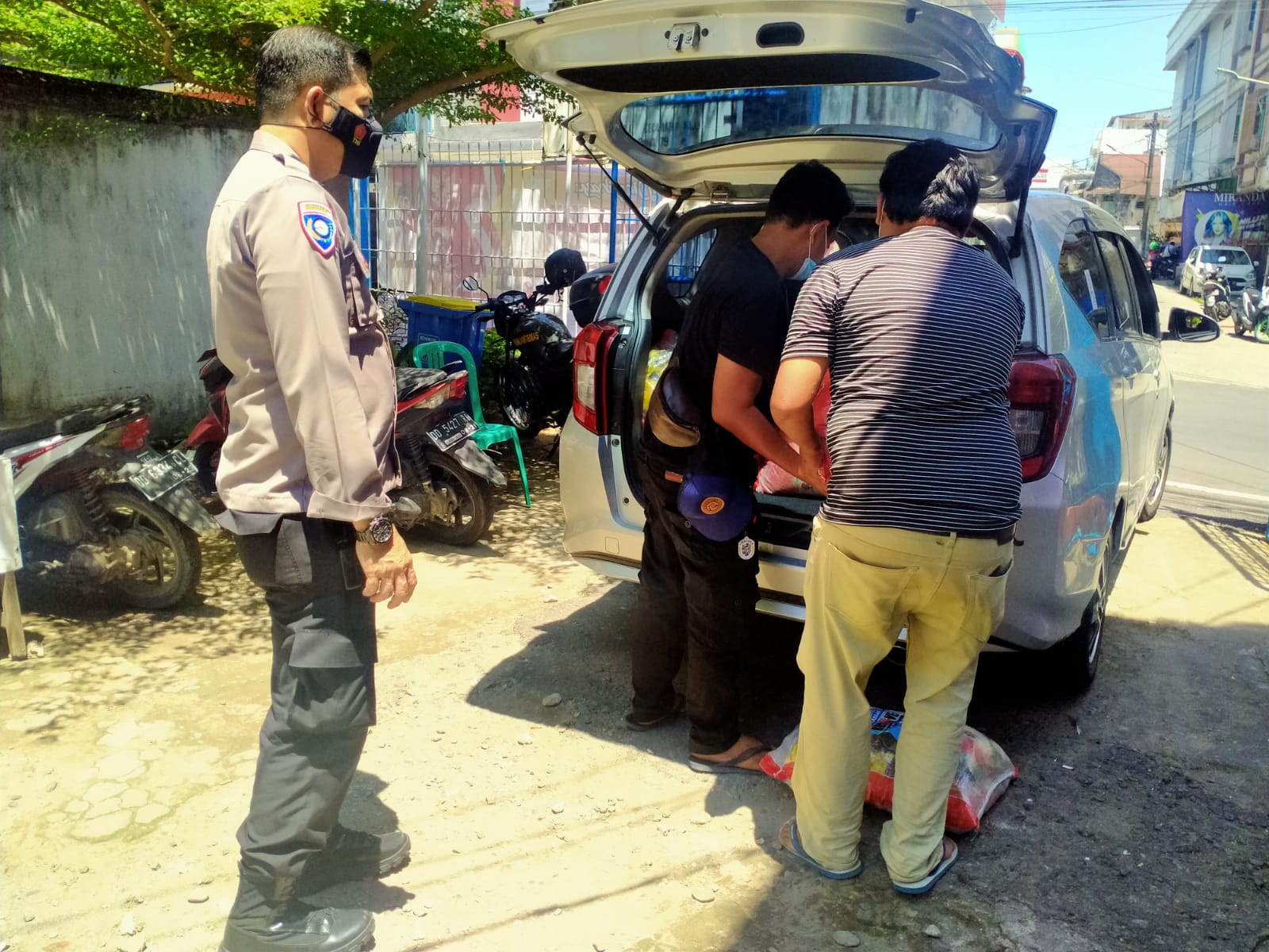 Agar tepat Sasaran Bhabinkamtibmas Ende Kawal Pendistribusian Beras  