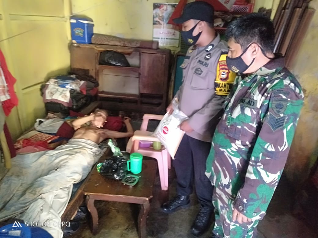Bhabinkamtibmas dan Babinsa Salurkan Bantuan Beras  Kapolres Pelabuhan Makassar