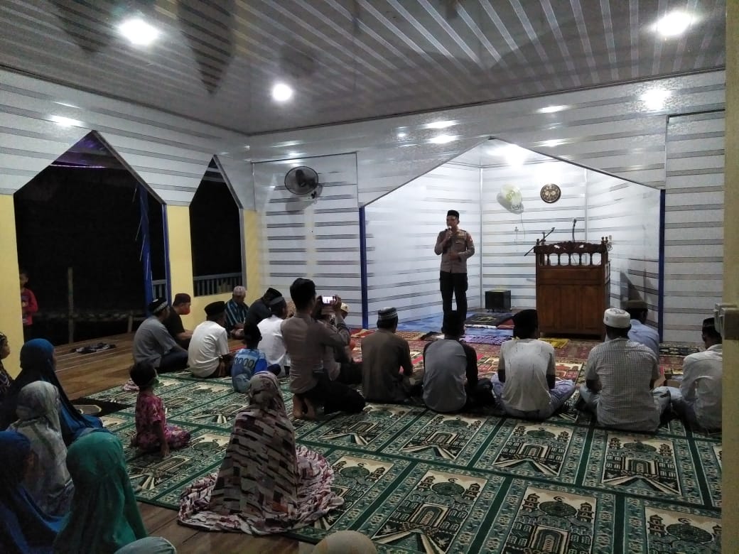 AKBP Kadarislam Sambangi Masjid Apung Buttue Pangkep dan Sumbang Al Qur’an