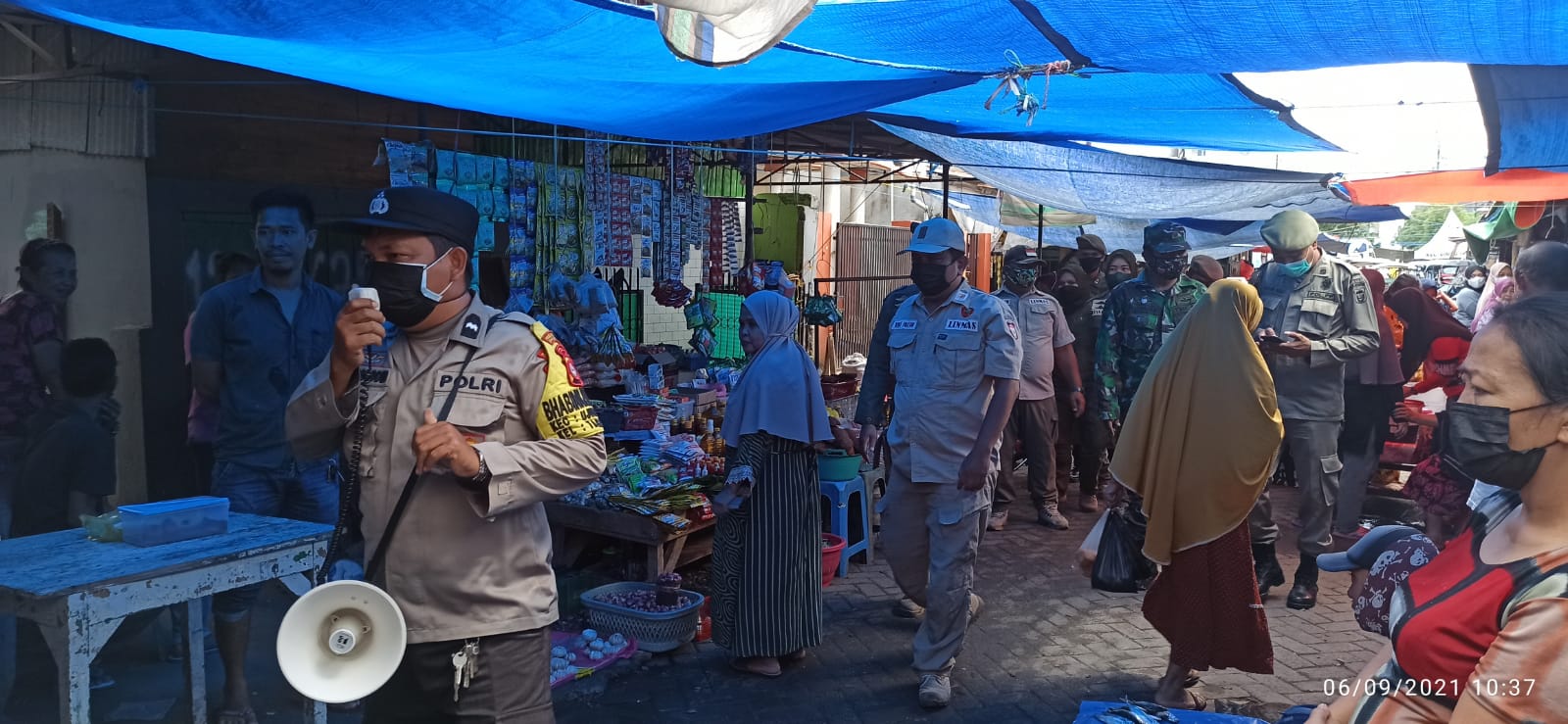 Terapkan Prokes, Bhabinkamtibmas Tabaringan Operasi Yustisi di Pasar Cidu