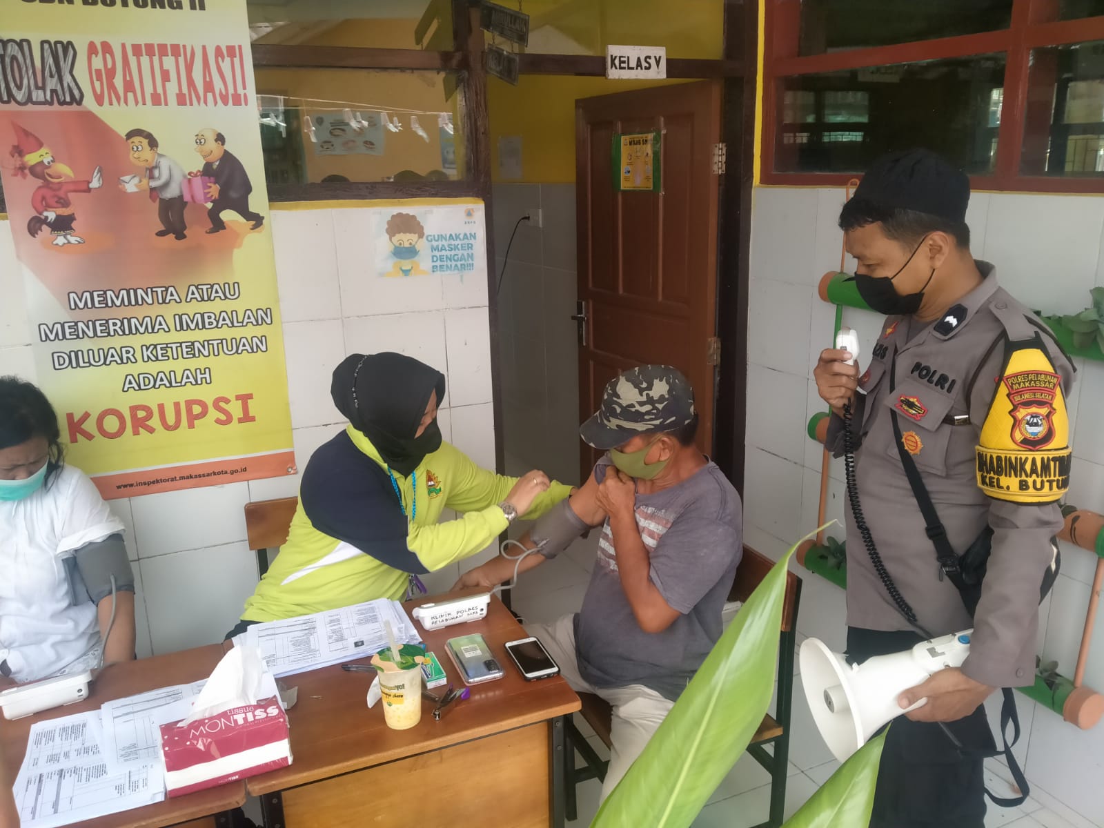 Mempercepat Proses Vaksinasi Gerai Door to door, Bhabinkamtibmas Butung berikan Pengamanan