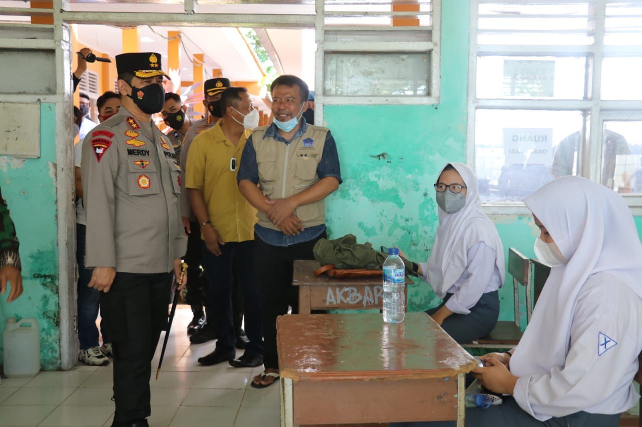 Kapolda Sulsel Hadiri Launching Road Show Vaksinasi Pelajar  di SMA 9 Makassar