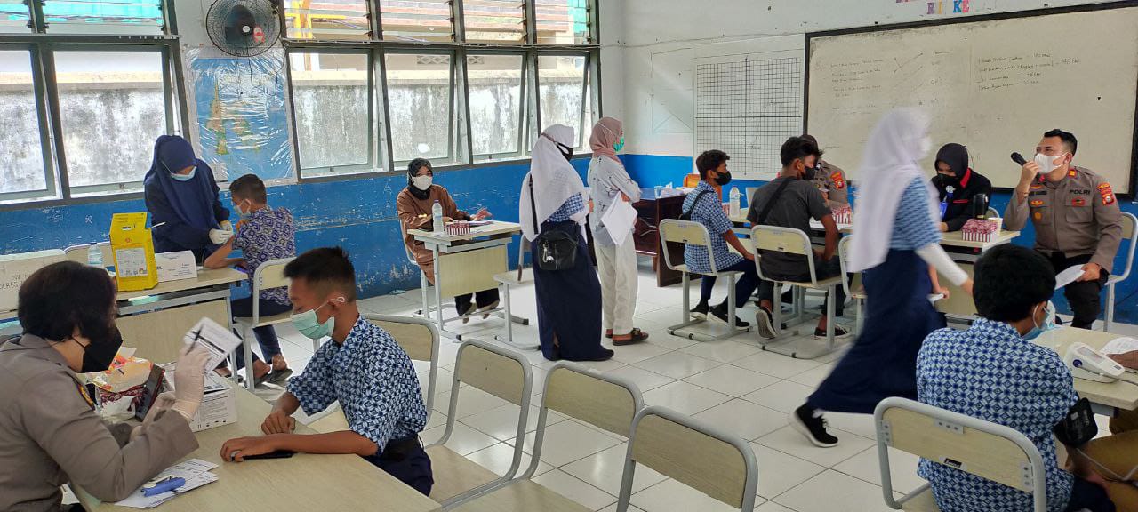 Polres Pelabuhan Makassar berikan Layanan Vaksin ke Pelajar SMP Negeri 45