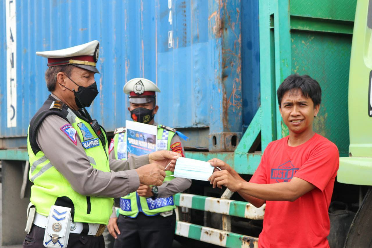 Satlantas Polres Pelabuhan Makassar Bagikan Masker kepada Masyarakat