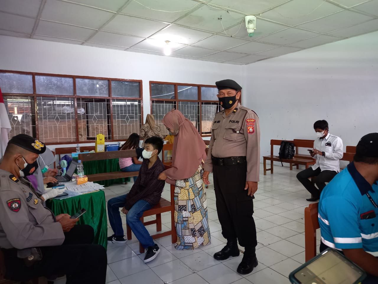Polsek Wajo berikan Pengamanan Proses Pemberian Vaksin kepada Pelajar