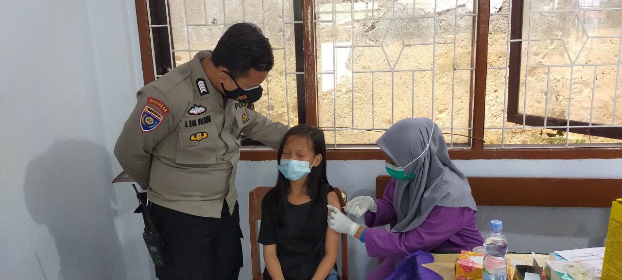 Bhabinkamtibmas Melayu Baru berikan Pengamanan dan Edukasi Saat Vaksinasi