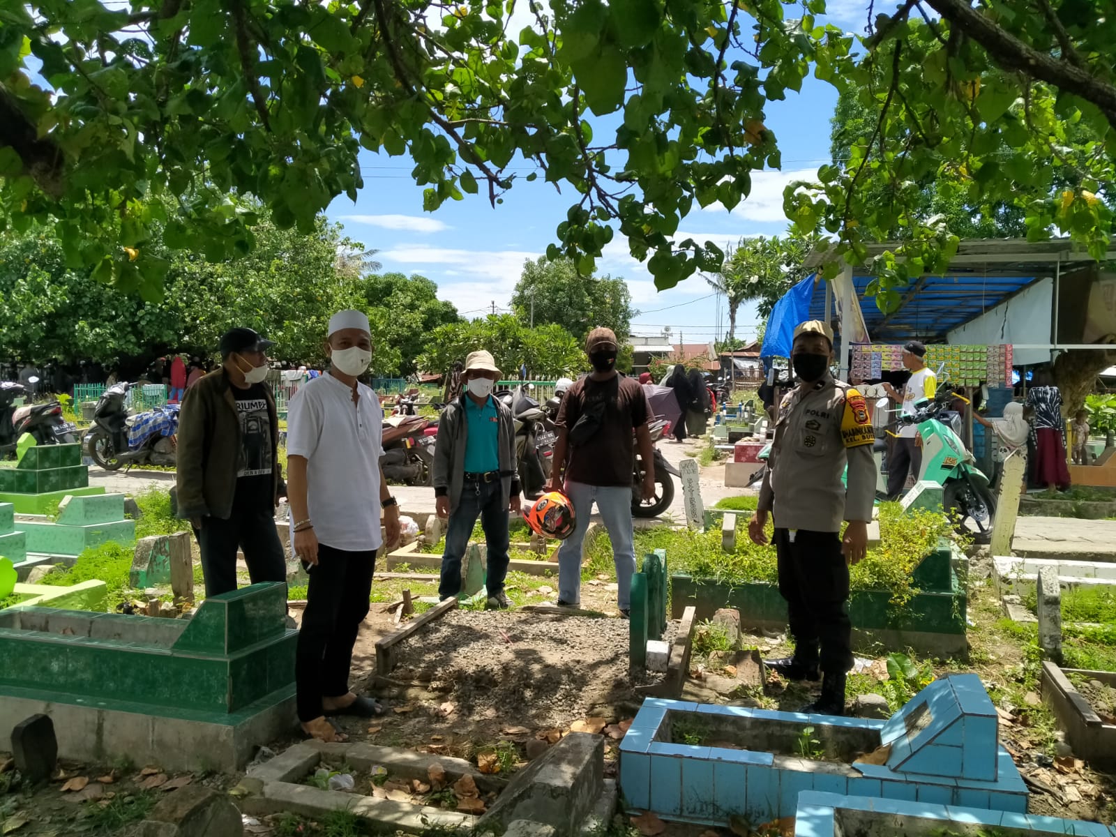 Bhabinkamtibmas Butung Melayat dan Usung Jenazah Warga ke Pemakaman