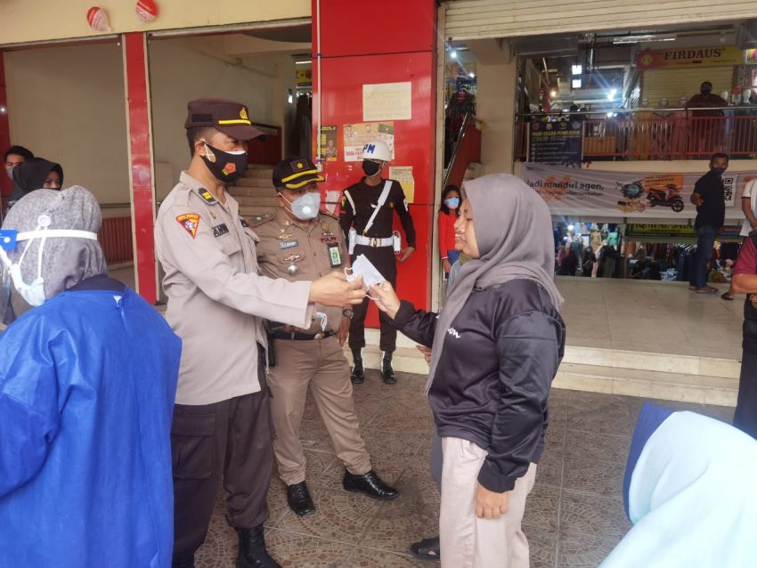 Petugas Polres Pelabuhan Makassar Lakukan Pengawalan