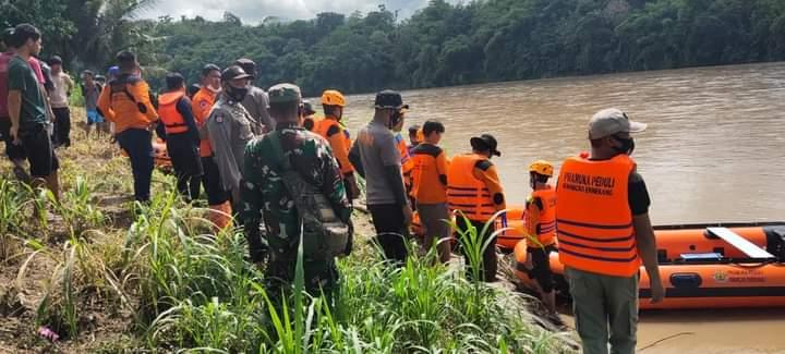 Balita Hanyut di Sungai Belum Ditemukan