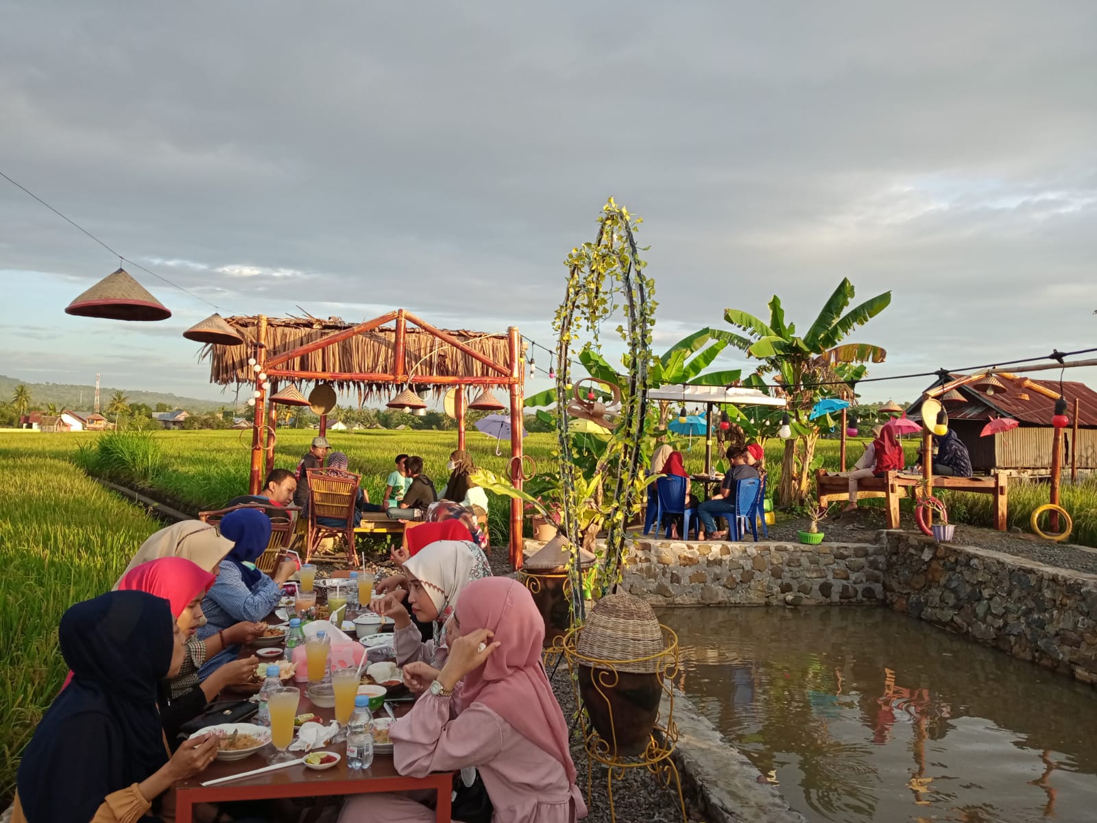 Ayo Santai di Pondok Singgah Sawah