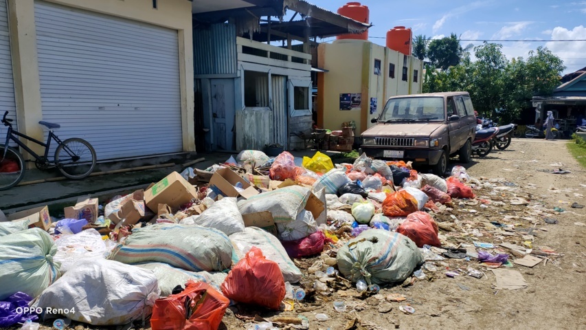 Sampah Membusuk Dibelakang Pasar