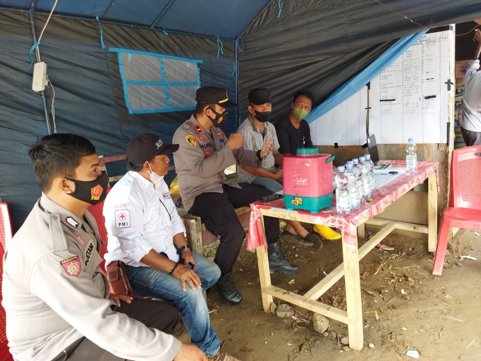 Kapolsek Tapango-Bhabinkamtibmas Sambangi Posko Bencana