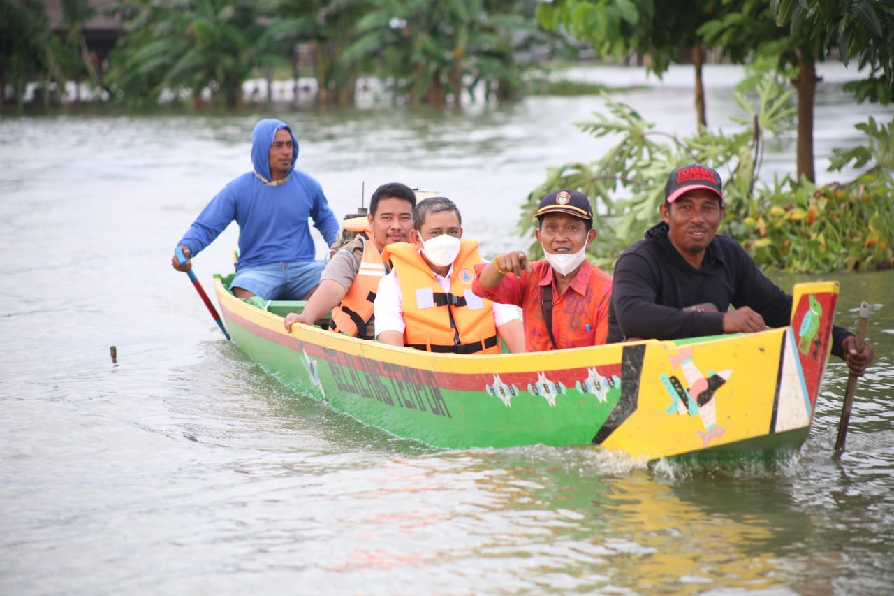 Amran Temui Korban Banjir Pakai Perahu