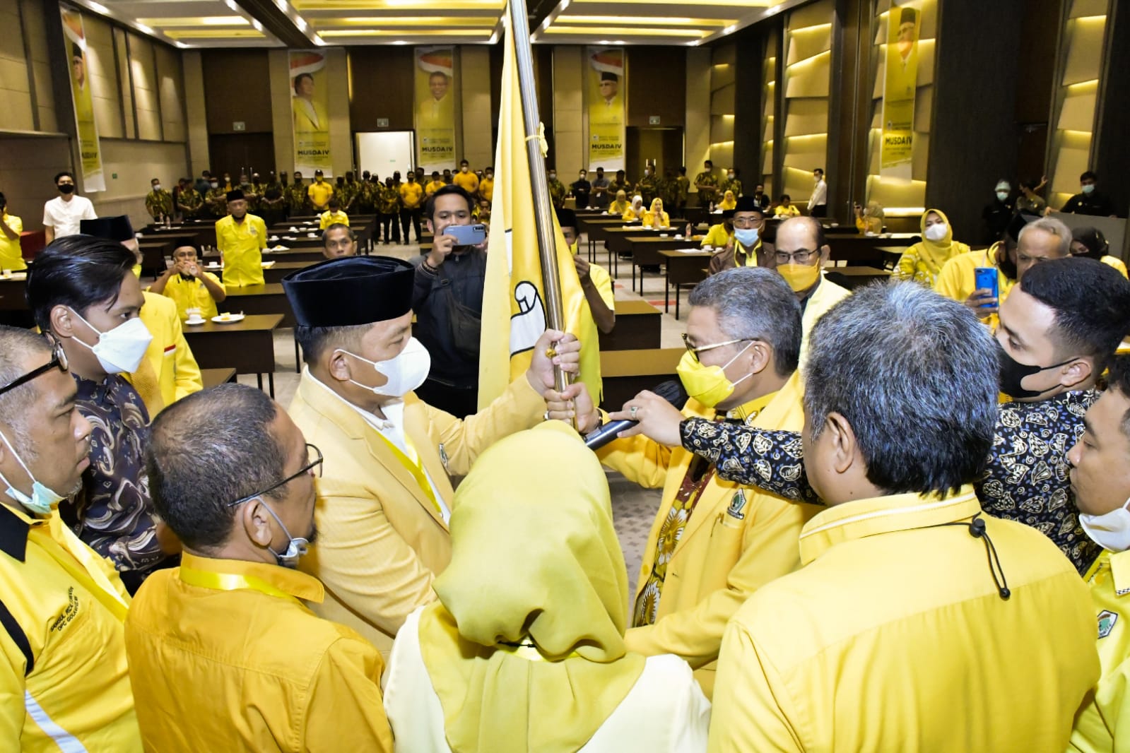 Aripin Ajak Mahading Bangun Golkar di Lutim