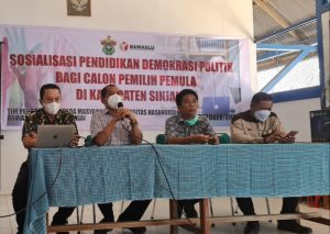 Ketua Tim Pengabdian Unhas di Kabupaten Sinjai, Dr Suhardiman Syamsu saat berbicara di depan peserta sosialisasi.