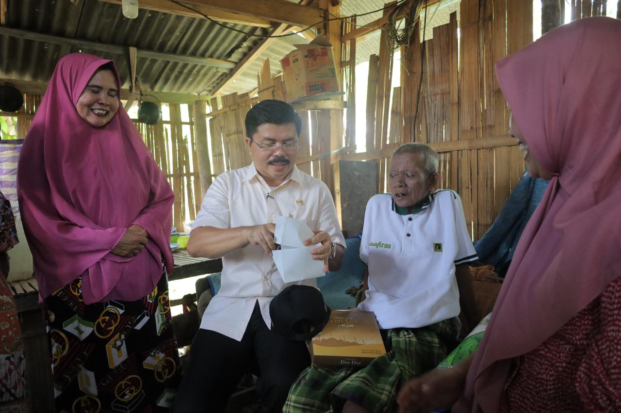 HM Aras Bantu Budi Perbaiki Gubuknya