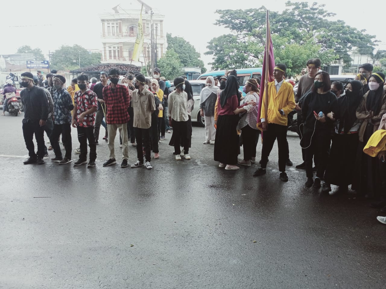 Massa Nyaris Rusak Gerbang Gedung Dewan