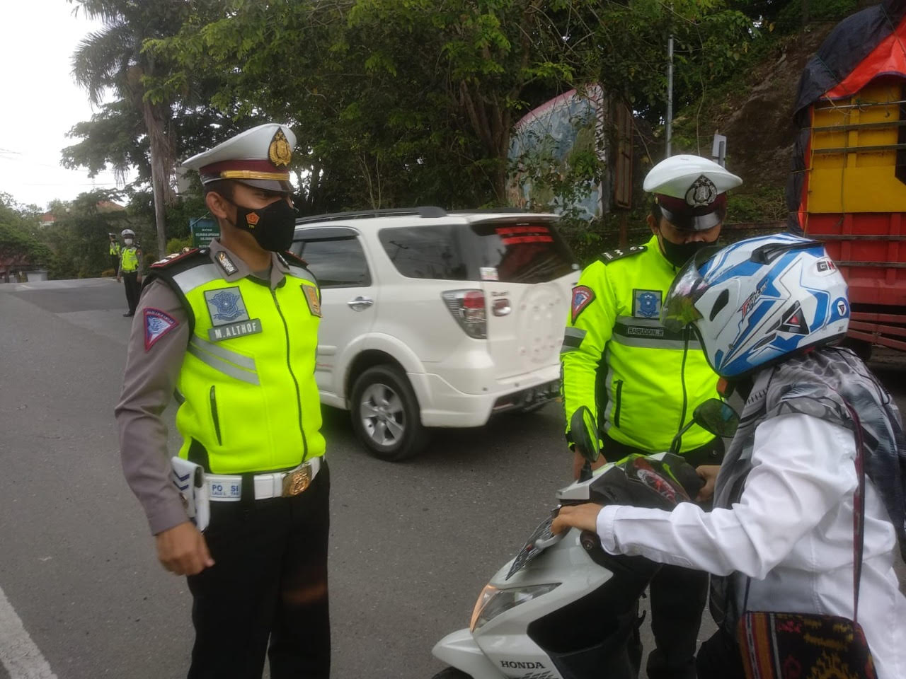 Satlantas Berbagi 2.500 Masker ke Pengendara