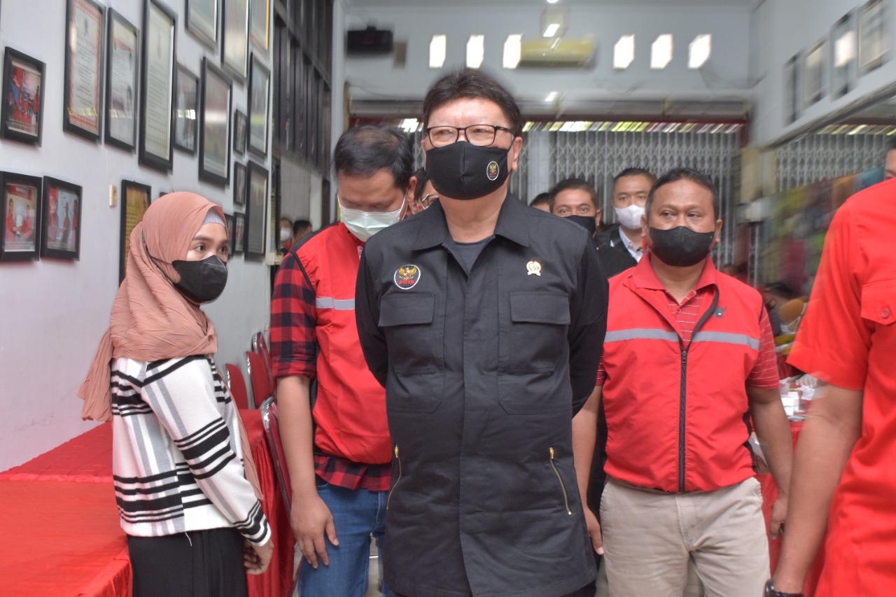 Menpan RB Puji Vaksinasi yang Dilakukan PDIP Sulsel