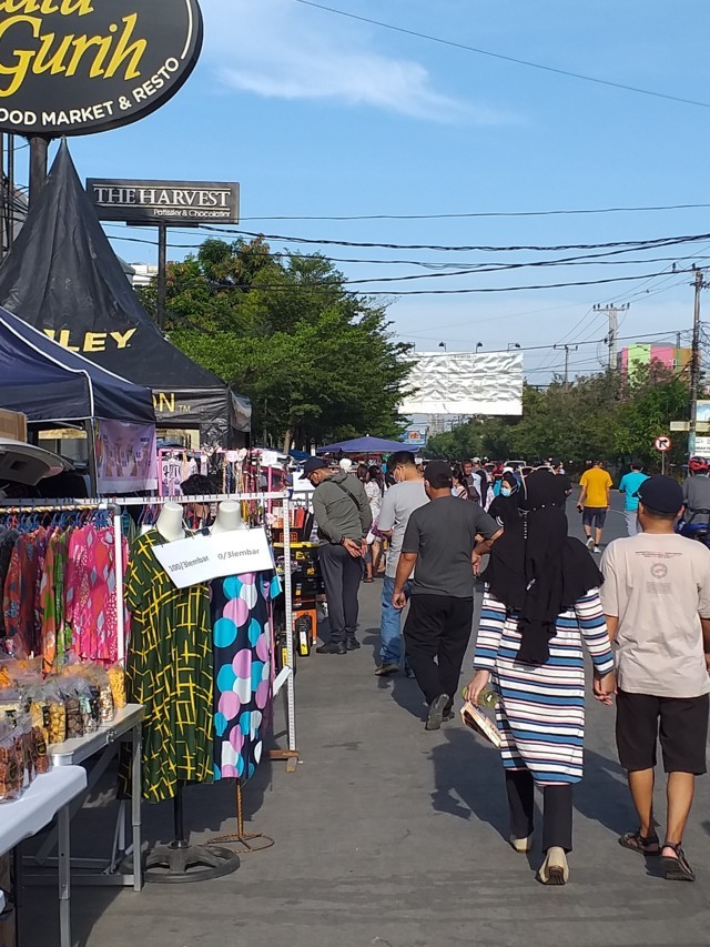 kegiatan usaha musiman setiap pekan di sepanjang Jalan Boulevard