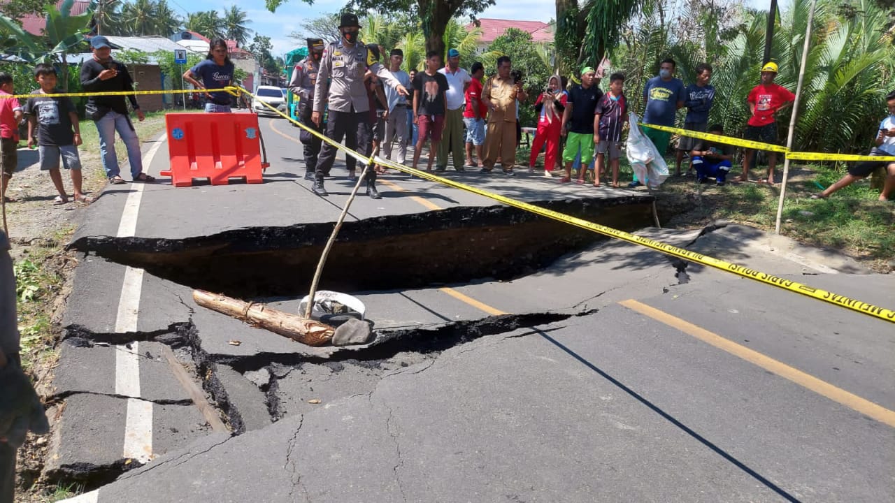 Jalanan Amblas Empat Meter, Jalur Trans Sulawesi di Malunda Terputus
