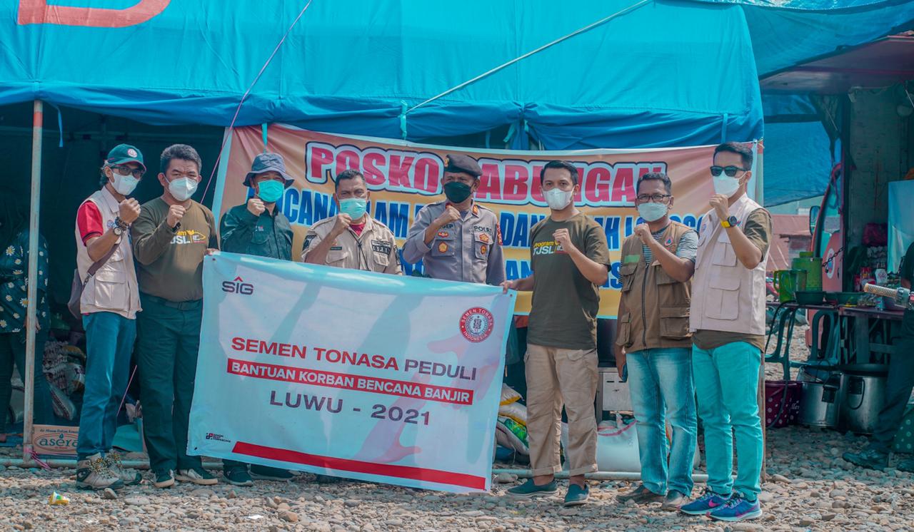 PT Semen Tonasa Bantu Warga Terdampak Banjir Bandang dan Longsor di Walenrang serta Lamasi