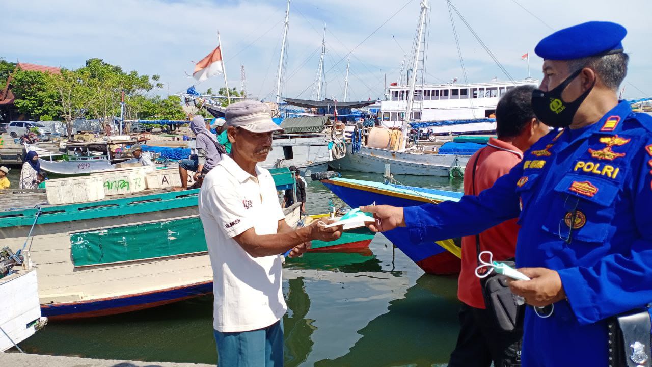 Ajak Patuhi Penerapan Prokes, Satpolair Polres Pelabuhan Makassar bagikan Masker