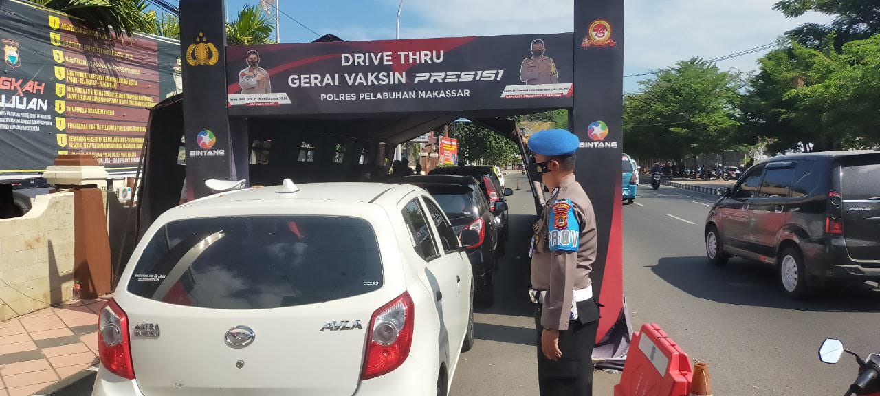 Gerai Vaksinasi Drive Thru Polres Pelabuhan Makassar terus beroperasi Berikan Vaksin