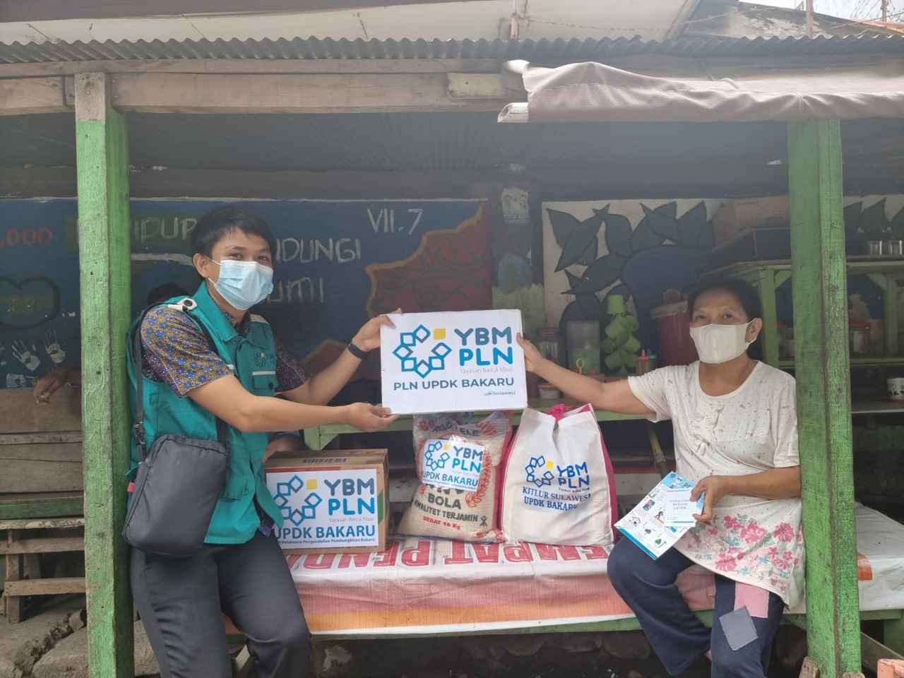 PLN UPDK Bakaru Salurkan Bantuan Kepada Masyarakat Melalui YBM
