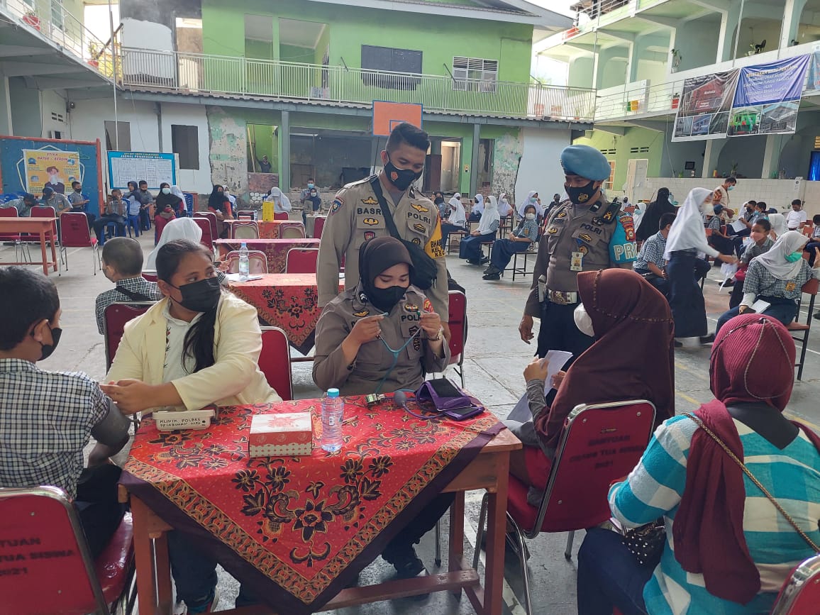 Tim Vaksinator Door to door Polres Pelabuhan Makassar di SMPN 5 Makassar