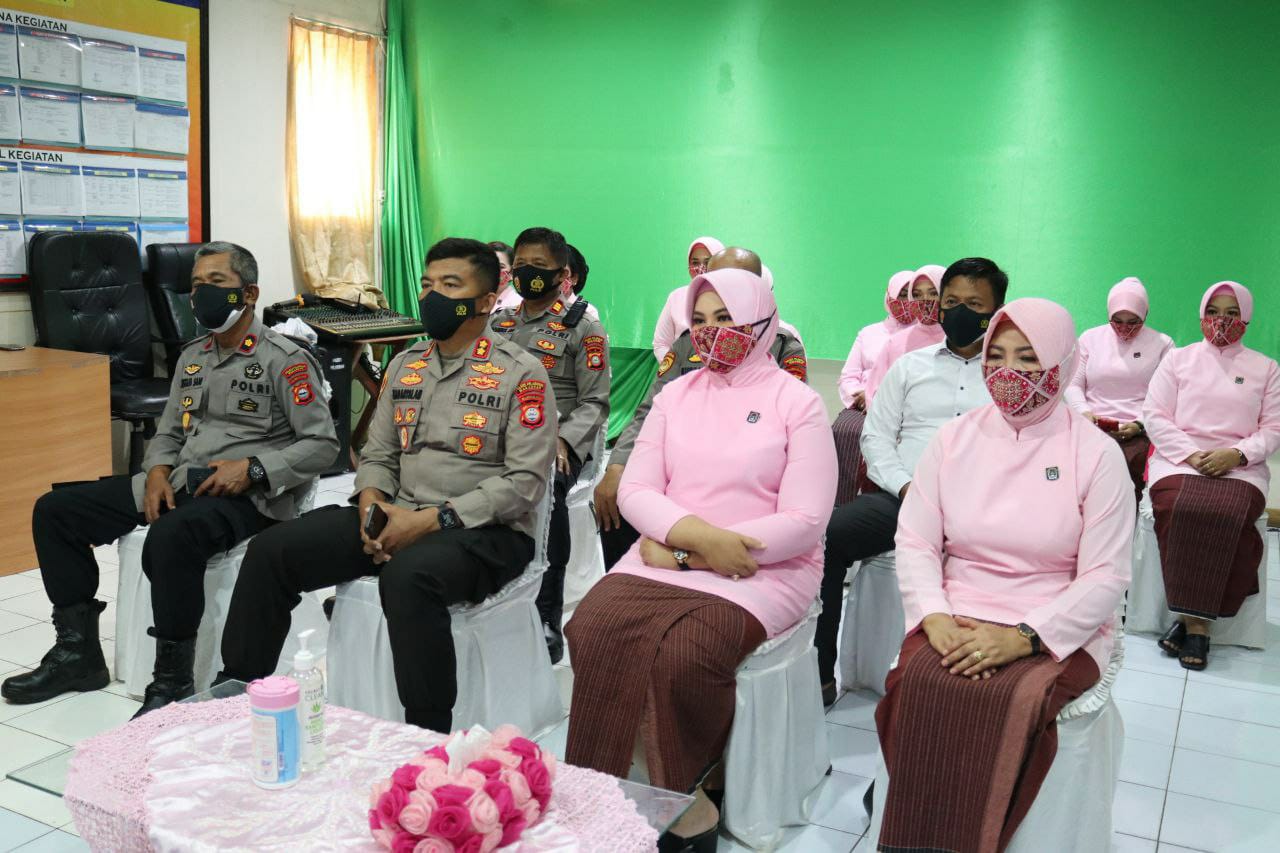 Kapolres dan Ketua Bhayangkari Pelabuhan Makassar Ikuti Upacara Virtual