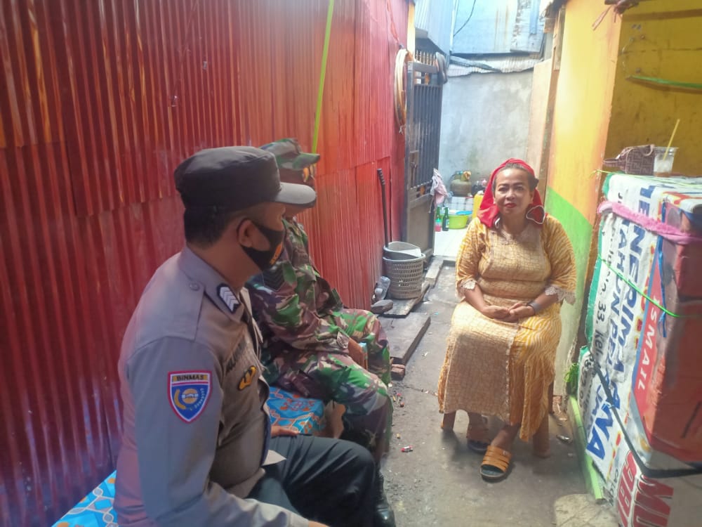 Bhabinkamtibmas Pattingalloang Bersama Babinsa Edukasi Prokes diwilayah Polres Pelabuhan Makassar