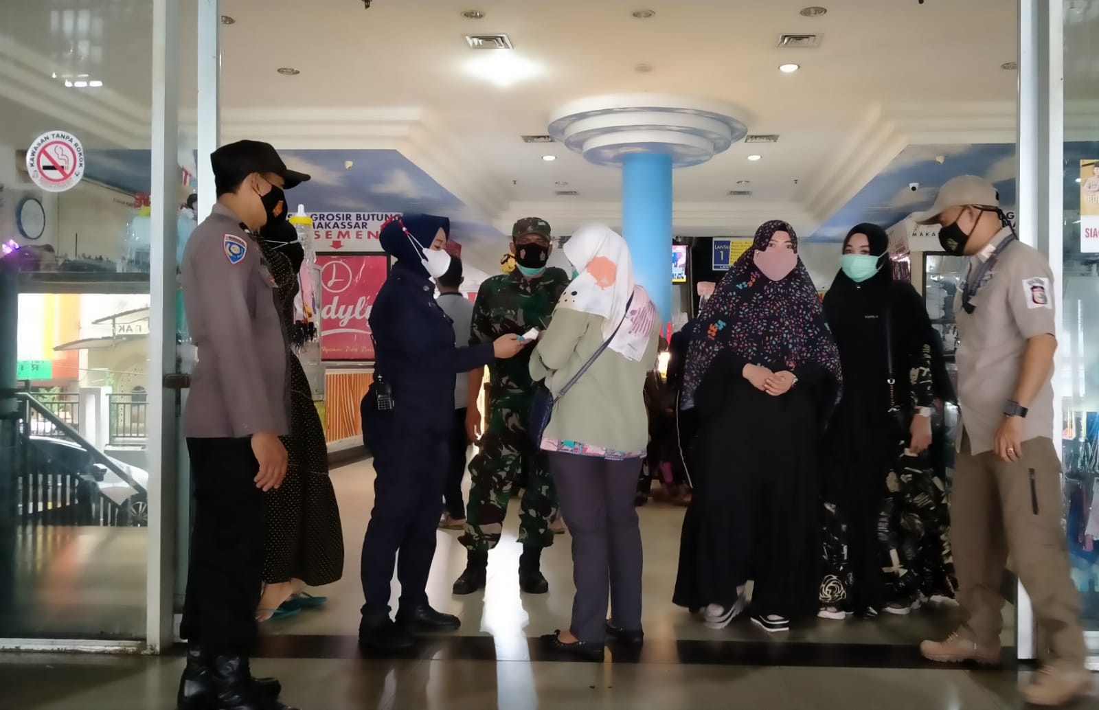 Pantau Pusat Perbelanjaan Bhabinkamtibmas Butung Imbau Warga Terapkan Prokes